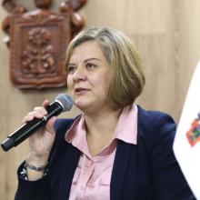 maestra Rosalía Orozco Murillo haciendo uso de la voz