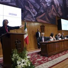 Ellen Eade, Albacea del Legado de la doctora Grodman, haciendo uso de la voz