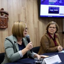 Periodistas Hassel y Rosalía informando sobre el seminario en rueda de prensa