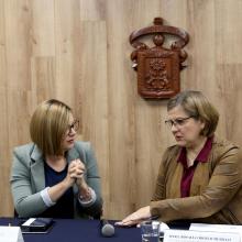 Periodistas Hassel y Rosalía platicando