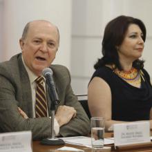 Rector Miguel Ángel Navarro y doctora Carmen Rodríguez Armenta en el presídium del evento