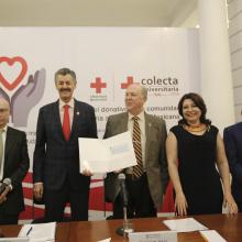 Directivos de Cruz roja y funcionarios de la Universidad de Guadalajara mostrando el cheque de colecta 2018