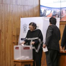 Dra. Ruth Padilla Muñoz, efectuando su voto.