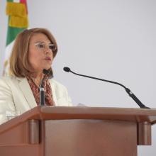 Dra. María Esther Avela Álvarez, dando su mensaje