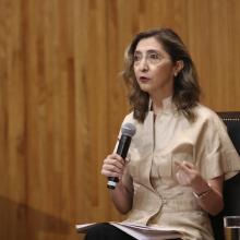 Doctora Mara Robles Villaseñor durante la charla