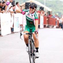 Alumna Andrea Ramírez, en competencia de ciclismo