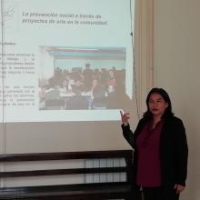 Doctora Carmen Chinas, presentando investigación sobre prevención de violencia