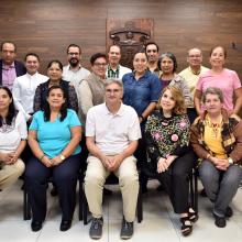 Foto grupal de asistentes y conferencista