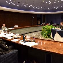 Comisión de selección y David Gómez Álvarez durante la sesión