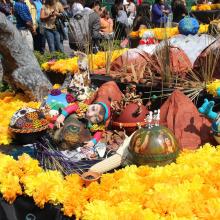 Ofrendas en altar de muertos