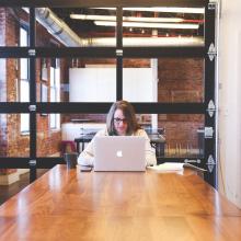 Mujer frente a computadora