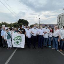 Autoridades universitarias en el inicio de la marcha sobre avenida Vallarta