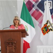 Doctora Avelar Álvarez en pódium durante informe