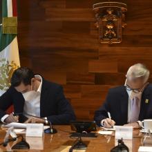 Presidente Municipal de Tecolotlán y el Secretario General firmando escrituras de donación