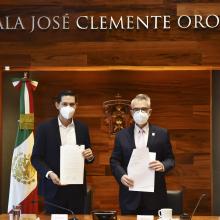Presidente Municipal de Tecolotlán, y Secretario General de la UdeG, con las escrituras