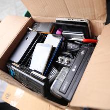 Caja con basura electrónica