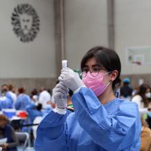 Persona del sector salud preparando la inyección