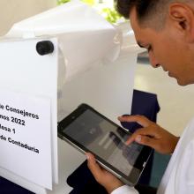 Estudiante emitiendo su voto en casilla