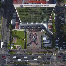 Fotografía panorámica del Listón humano realizado fuera del edificio Administrativo UdeG