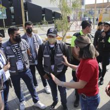 Inspectores del Ayuntamiento de Guadalajara dialogando con personal universitario