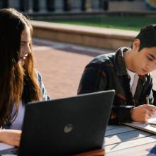 Jóvenes estudiando en computadora 
