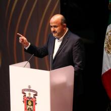 Rector de UdeG presentando el informe