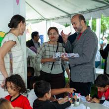 Dr. Ricardo Villanueva Lomelí, Rector de la Universidad de Guadalajara, platicando con una tallerista