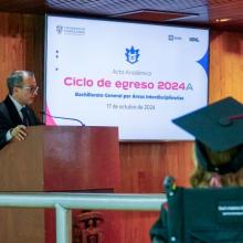 Dr. Carlos Iván Moreno, Director de UDGPlus dando un mensaje a los egresados 