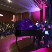 Con la ayuda de un globo inflado el público con discapacidad auditiva pudo sentir las vibraciones de la música, mientras los pianistas y cantante realizaban su interpretación