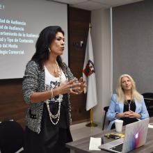 Adriana Peña Johansson, fundadora de Advernativa, haciendo uso de la voz durante el taller “Monetización de un medio y publicidad en la era digital”