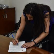 Diana Martínez firmando acta de titulación