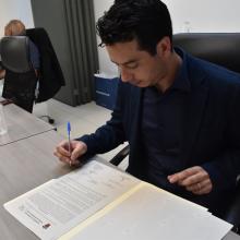 Carlos Miguel López Flores durante la firma de su acta de titulación