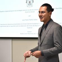 Juan Pablo Padilla, egresado de la maestría en Docencia para la Educación Media Superior, durante la presentación de su proyecto