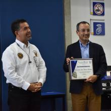 Dr. Carlos Iván Moreno Arellano, rector de UDGVirtual recibiendo un reconocimiento