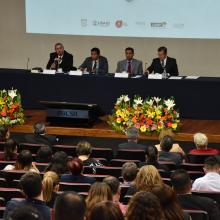 Público y panelistas en el auditorio Salvador Allende