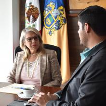 Rectora de UDGVirtual y el presidente del municipio de Tecolotlán conversando