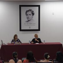 Conferencista y moderadora en el presidium