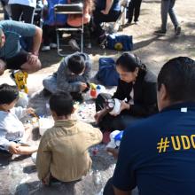 Participantes del encuentro pintando