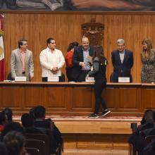 Presidium entregando de reconocimientos a la deportista