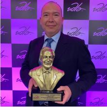 Galo Armando Paguay Becerra con premio Jorge Mantilla Ortega