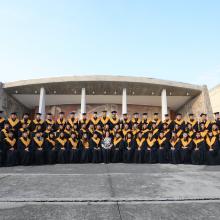 Fotografía grupal de egresados de la Licenciatura en Administración de las Organizaciones