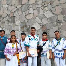 Siete estudiantes Wixárikas originarios de Ocota de la Sierra, graduados del bachillerato General por Áreas Interdisciplinarias
