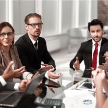 Personas dialogando en una mesa redonda