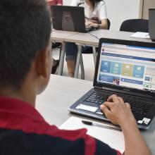 Imagen de estudiante frente a computadora portatil