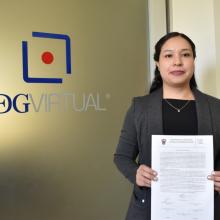 Rebeca Ortega con el documento de acta de titulación