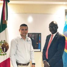 Ricardo González Dueñas, egresado de la licenciatura en Tecnologías e Información y Isaac Muamba Kalonji ministro de la República Democrática del Congo