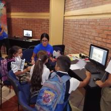 Niños frente a la computadora durante el taller