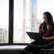 Joven utilizando una laptop.