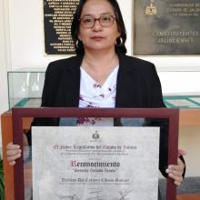 Dra. Carmen Chinas, académica de UDGVirtual, con su reconocimiento