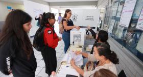 Estudiantes y académicos emiten su voto de manera secreta